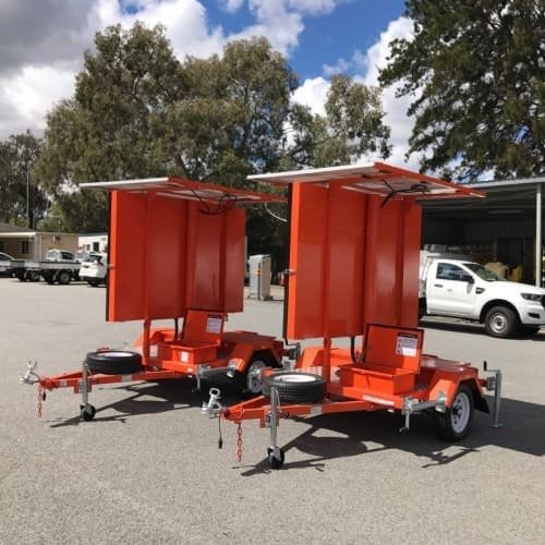 VMS traffic control trailer for mobile traffic management and road safety applications